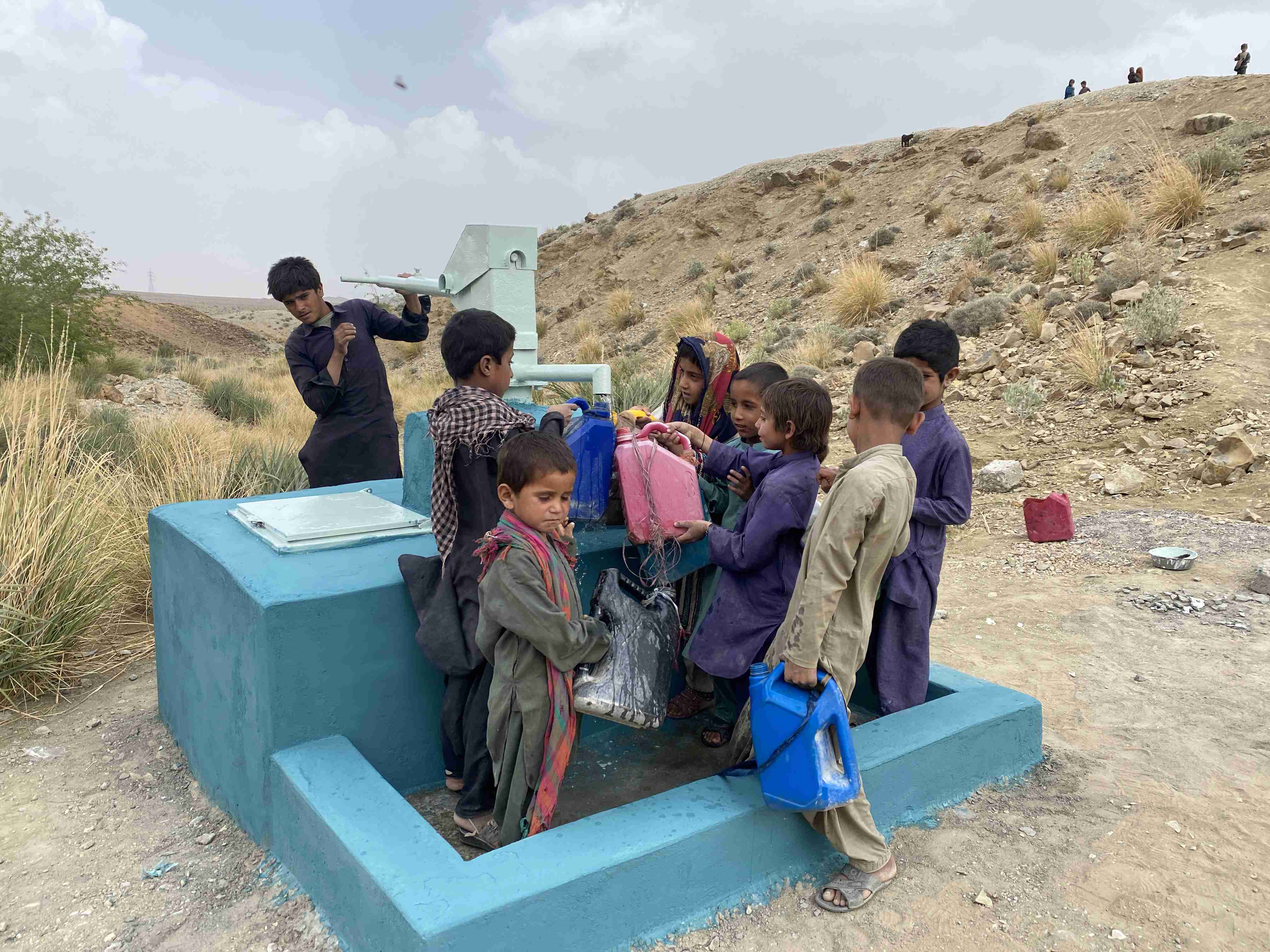 Child receiving food aid